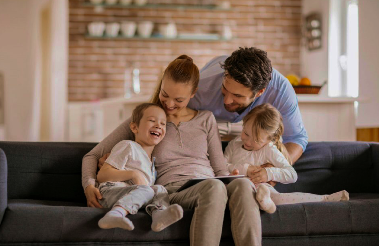 Familia feliz en el sofá